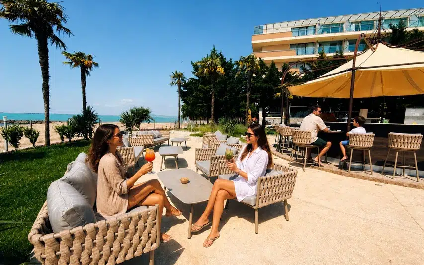 Морската тераса на Sandy Bay Hotel